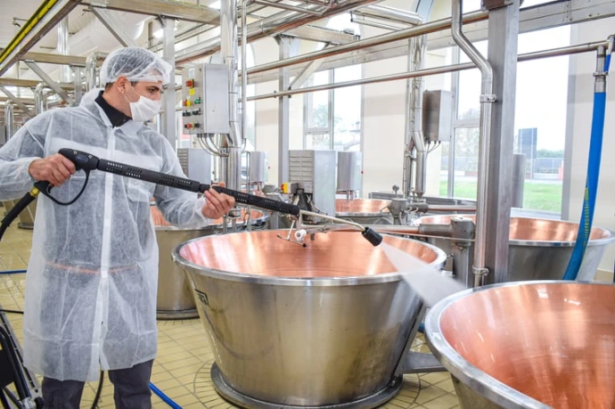proceso de limpieza industrial con equipos especializados”